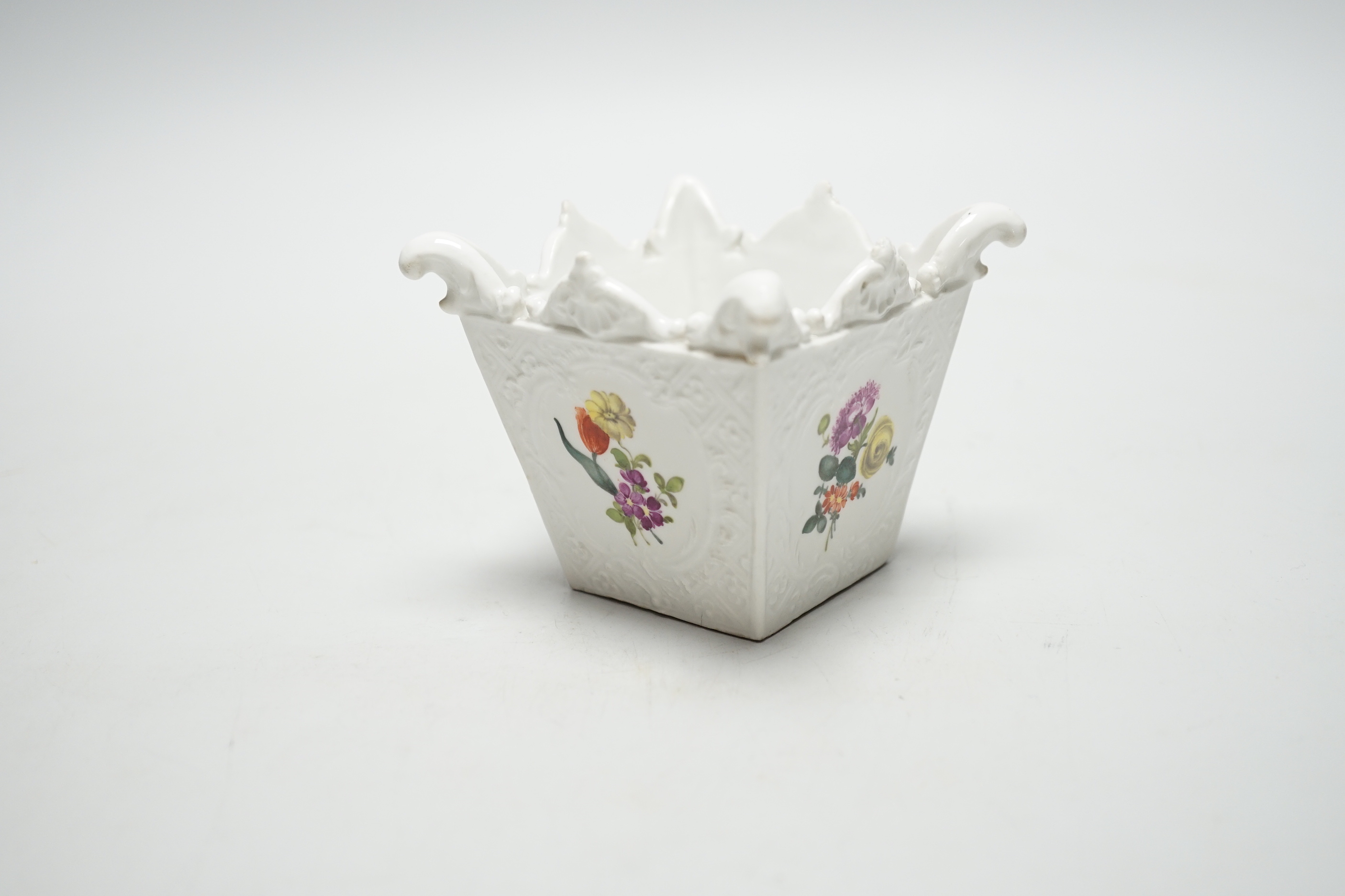 An 18th century miniature Meissen jardiniere, 7.5cm